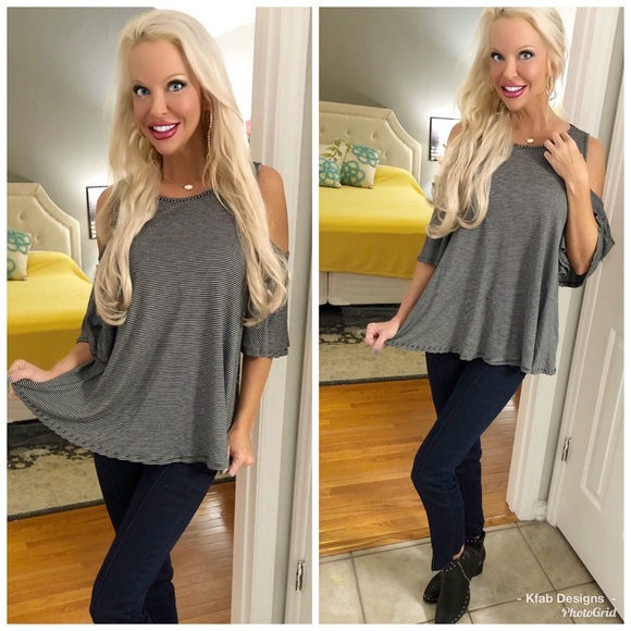 LAST 1! ❤️ Black/White Striped Flutter Sleeve Top - Picture 2 of 2